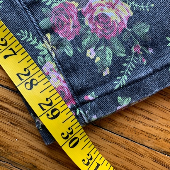 Forever 21 | Floral Patterned Gray Jeans | Size 8 - Picture 12 of 13